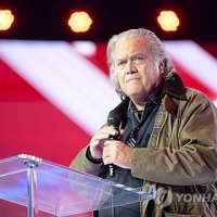 트럼프 전 책사, 엡스타인에 "프란치스코 교황 무너뜨릴 것"