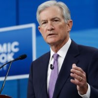 트럼프가 파월을 '수사'로 압박 중 : '맨큐의 경제학' 맨큐 교수까지 나서 반 트럼프 입장을 공개 천명했다