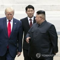 백악관 "트럼프, 김정은과 전제조건 없는 대화에 열려있다"(종합)