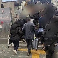 “설 명절 열차에서 울 뻔했다”…아기 엄마에게 창가석 양보한 중년 부부