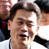 구속영장 신청된 전한길, 검찰 출석…"법 없이도 살아온 사람"