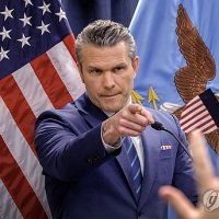 "실물보다 별로잖아, 사진기자들 나가!"…'외모 집착' 미 국방장관, 또 충돌