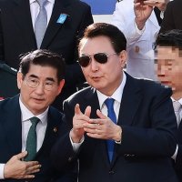 [속보] 이적죄 윤석열, 징역 30년...김용현도 징역 30년