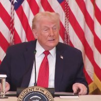 트럼프 "그린란드 문제 협조 않으면 관세"..."월드컵 보이콧" 주장까지