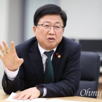 대통령 "교복은 등골 브레이커"...최교진 "정장 형태 필요한가?"