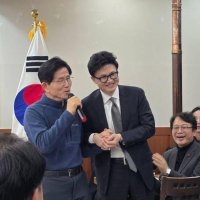 [단독] 김문수 "우리 당 보배, 누가 자르려 하나"… 한동훈 손잡고 장동혁 직격