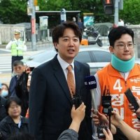 [단독] 정이한만 도왔다더니…父 기업 자료에 개혁신당 부산 후보들 자료 ‘수두룩’