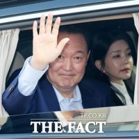 검찰, 윤석열 청탁금지법 기소…"김건희 명품가방 신고의무 위반"