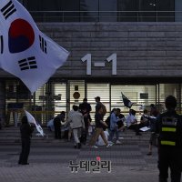 [영상] 개표소 입구마다 자리잡고 '재선거' 외치는 청년들