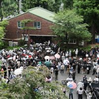 “윤어게인” “독재타도” 등장한 잠실7동제2투표소···주민들 “너무 시끄러워, 그냥 갔으면”