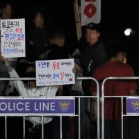 "선거 무효" 외친 전한길…과천 선관위 앞 수백명 몰려