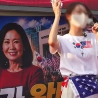 ‘성조기 여성’ 검찰 송치 당일…미 대사 환영식서 “USA!”