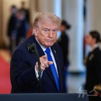 미국인 55% "트럼프, 美 잘못된 방향 이끌어"…여론 악화 가속