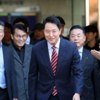 ‘보수통합’ 시동 건 吳…이준석 “오뚝이처럼 세파를” 3행시 덕담