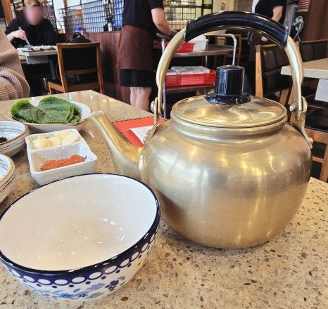 대단하지 않아 보여서 더 오래 남는 한 상_역전회관 마포본점