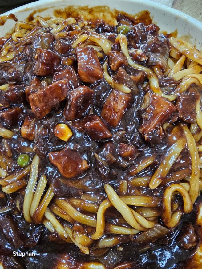 한 마리가 올라가고 다양한 조개가 가득 들어 올려진 해물 짬뽕이 있는 도개오복반점 - 경북 구미시 장천면