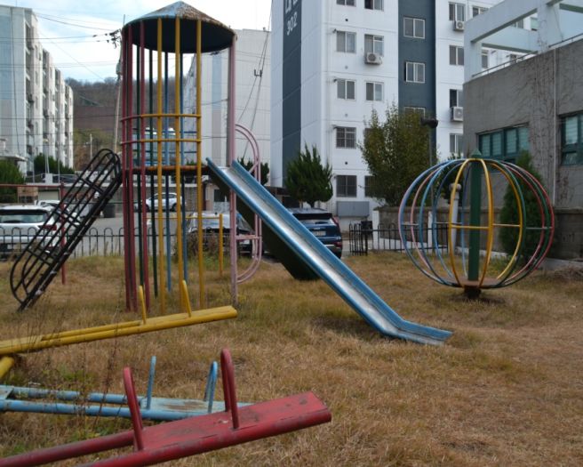 원심분리기와 민들레가 있는 인천광역시 서구 가정3동 대진1차아파트 놀이터