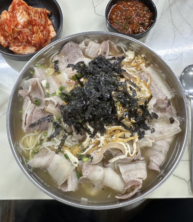 제주•제주시 | 제주도민은 고기국수 먹으러 여기 가요. ‘국수장터&amp;파도식당&amp;원조예소담’