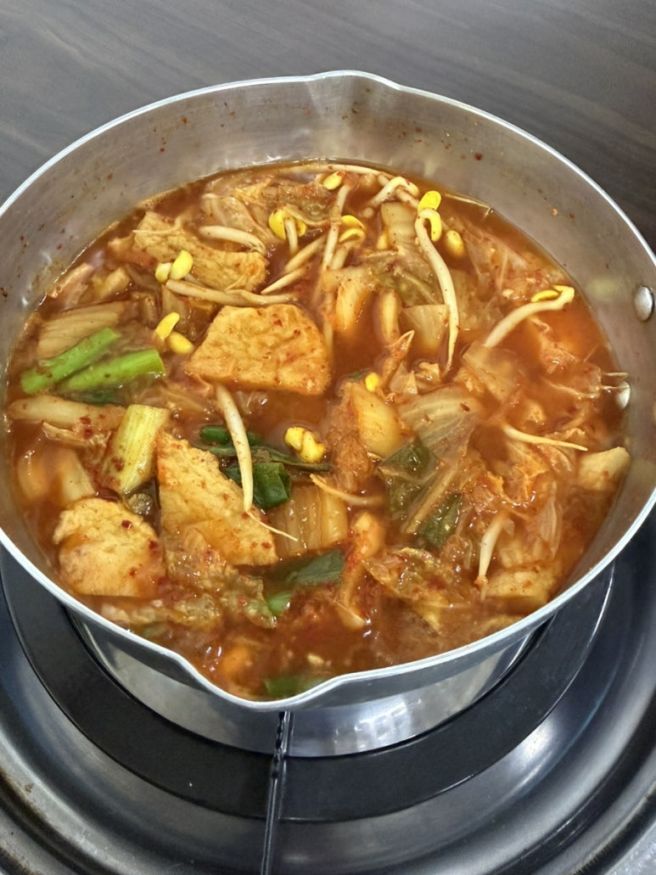 신공항 한식뷔페, 경산시립도서관📖, 하양 줄리도넛 오픈런🍩, 하나로마트 딸기🍓, 남일식당, 장호덕손만두🥟