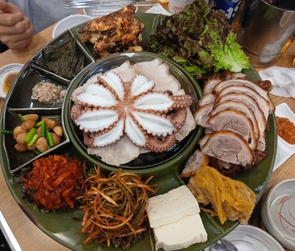 종합선물세트 같았던 진천맛집[청주왕족발보쌈]