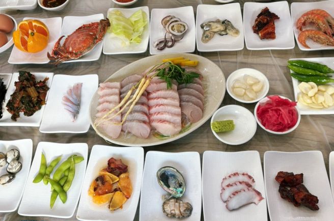 [여수 맛집] 대성식당, 백종원도 반한 맛! 입안에서 사르르 녹는 두툼한 삼치회와 역대급 남도 반찬 스케일
