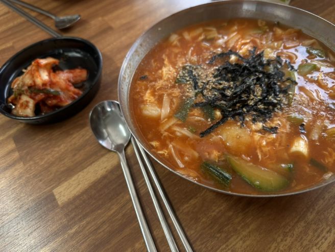 가볼 만한 곳 | 장칼국수의 고장 "강릉보다 맛있다?" 동해시 '대우장칼국수' 웨이팅 주차 꿀팁 솔직후기!