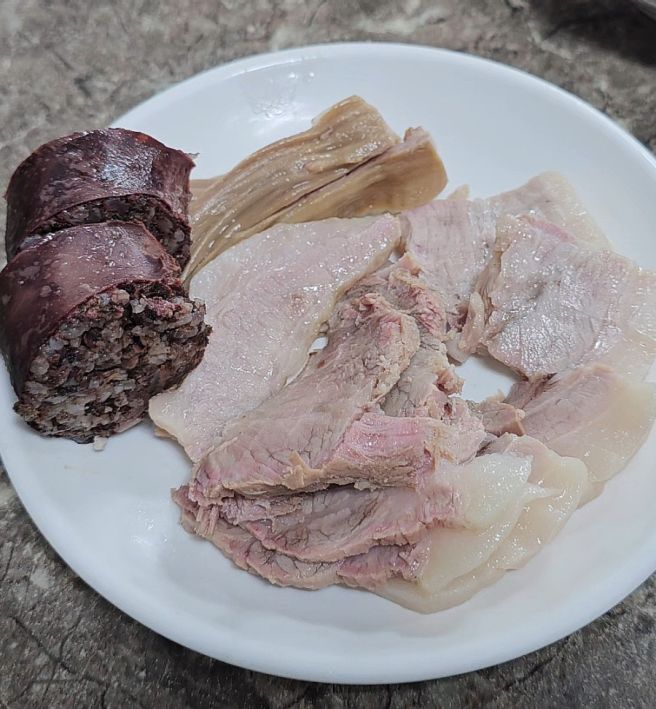 신창동 서진섭돼지국밥 - 다양한 부위가 담긴 수육 백반